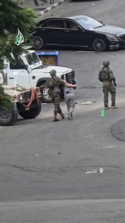 לאור המצור שהוטל על העיר חברון, כוחות ישראל עוצרים צעיר מאזור אל-ג'לדה בעיר.