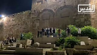 In a new violation, settlers stormed the Bab al-Rahma cemetery and held Talmudic ceremonies there, on the eve of the so-called "Yom Kippur".