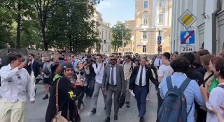 У Верховного суда собрались около 500 человек, пришедших поддержать «Яблоко», сообщила партия. Сегодня суд рассмотрит иск о снятии «Яблока» с выборов.