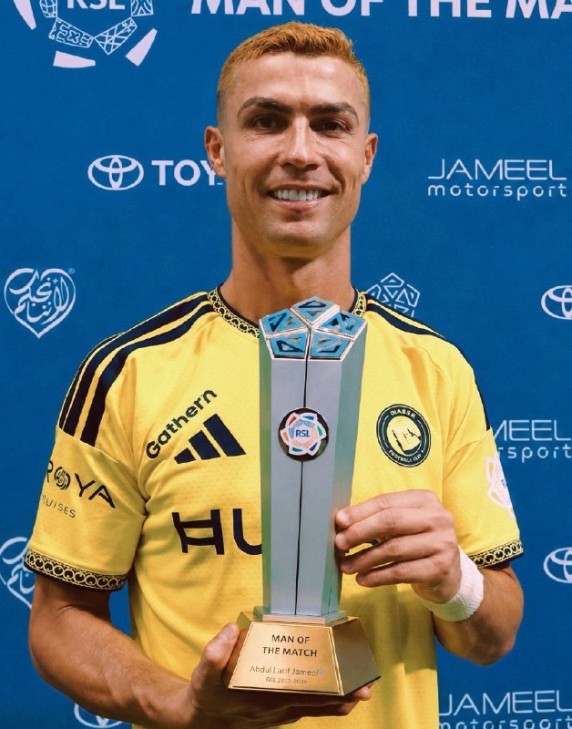 CR7 NEWS: اسطوره کریستیانو با جایزه بهترین بازیکن زمین⚡️💛🔥------------🇵🇹 ســـے آر ســـون نـــیـــوز@CR7_NEWS