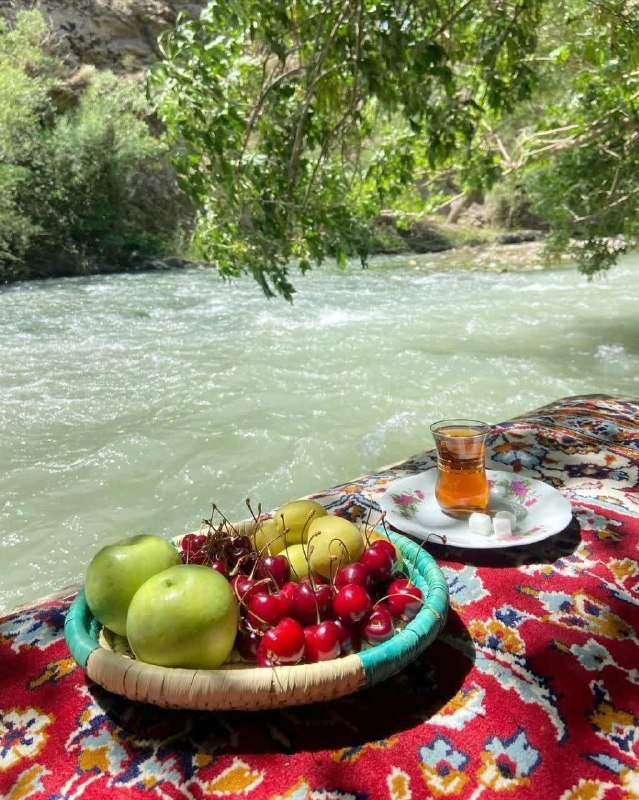 #شعروادب: 🍃ذهن‌های قوی راجع به ایده‌ها صحبت می‌کنن،ذهن‌های متوسط راجع به اتفاقات،ذهن‌های ضعیف راجع به افراد. عصرتون قشنگ 🌹🍒🍒#عصر_ب