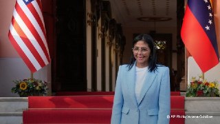 США сняли санкции с временного президента Венесуэлы Делси Родригес, сообщает американский Минфин.В начале марта Трамп заявил, что власти США официально признали правительство Родригес.