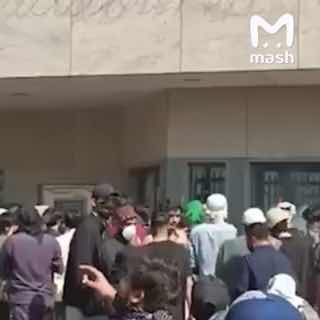 Минимум 9 человек погибли на антиамериканской демонстрации в Пакистане — митингующие пытались захватить консульство США в Карачи.Власти открыли огонь по пакистанцам, передает Sepah. Вооружённые палками и арматурами люди перешли к вооруженным столкновениям 