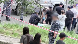 В Хабаровске мужчина умер после жесткого задержания росгвардейцами. В СК заявили, что причина смерти «не носит криминальный характер».Вечером 31 июля в соцсетях распространилось видео, на котором четверо сотрудников Росгвардии жестко скрутили мужчину на пе