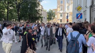 Около 500 человек собрались у Верховного суда перед рассмотрением иска о снятии «Яблока» с выборовПеред началом заседания у здания Верховного суда на Поварской улице в Москве собрались несколько сотен сторонников «Яблока». СМИ насчитали около 500 человек, 