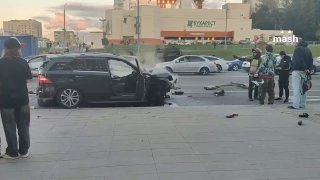 Mercedes вылетел на тротуар и сбил троих пешеходов после столкновения с Haval на юго-западе Москвы. Всего в аварии пострадали шесть человек.На месте работает пять машин скорой помощи: троих пострадавших госпитализировали, остальных осматривают медики.❗ Не 