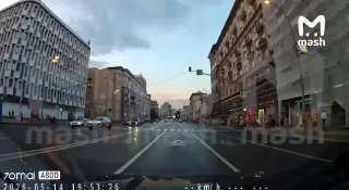 Момент въезда машины в остановку на Проспекте Мира в Москве. Трёх женщин уже везут в больницы — у двоих переломы ног, у третьей ушиб грудной клетки.❗ Не грузятся фото и видео? Читайте нас в MAX.