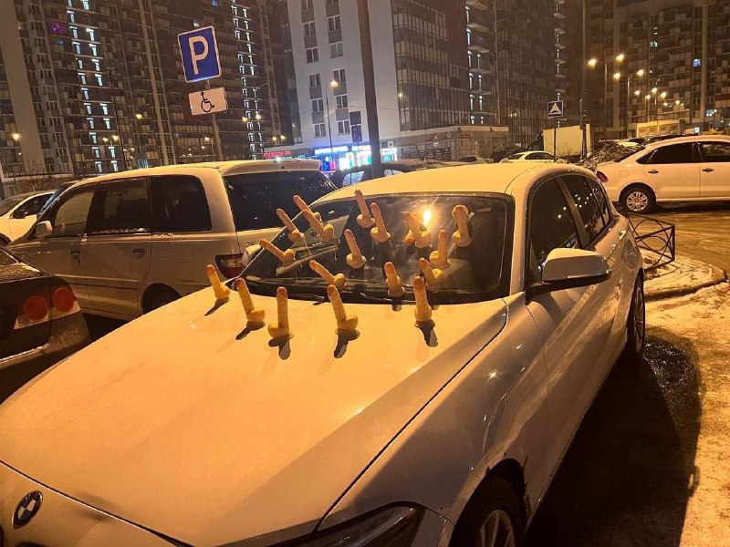 В Питере владельцу BMW, перекрывшему выезд для припаркованных машин, возмущенные