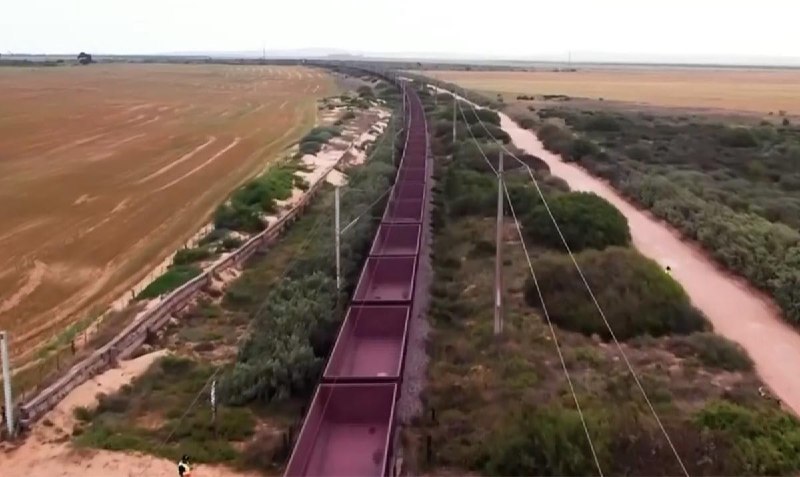 דרום אפריקה יצרה את רכבת המשא הארוכה ביותר ב-7.6 קילומטרים כדי להניע את הרכבת, היה צורך להציב קטרים חשמליים…