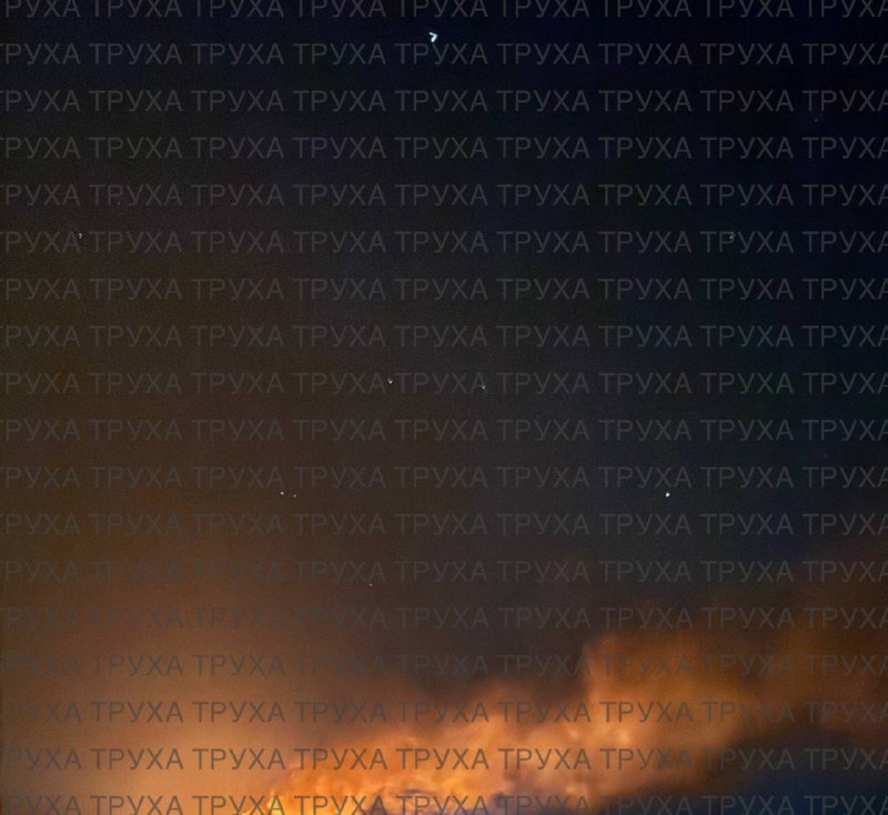 ️🇺🇦🇷🇺 לפי הדיווחים פרצה שריפה במחסן ברובע דרניצקי בקייב, אוקראינה.