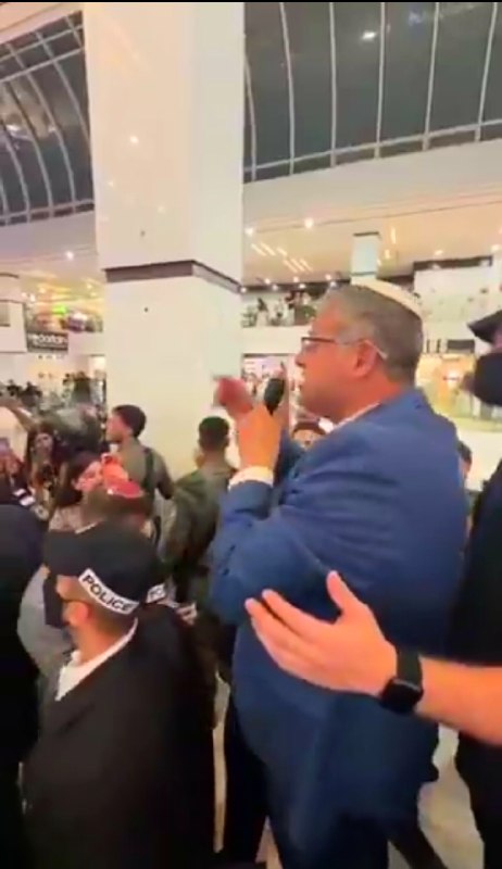 בן גור הולך לאמצע המעבר וצועק: