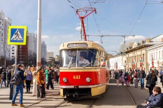 Олдскулосжимательные фото парада трамваев в Москве — в честь 127-летия московского трамвая. Ура!Сейчас на улицах Москвы катают более 550 трамваев — это современные "Витязи" и "Львята", все с низким полом, отоплением-кондиционированием, разъёмами для зарядк