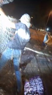 המשך עימותים אלימים.. פלסטינים מתמודדים עם תקיפת מתנחלים על בתי משפחת "אבו פאזה", מזרחית לעיירה אל-טייבה, מ…