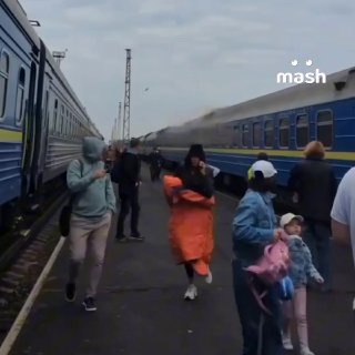 Борис Джонсон, экс-премьер Великобритании, и другие европейские чиновники чуть не попали под удар российского дрона. БПЛА атаковал инфраструктуру и заправку, находившиеся неподалеку от КПП на польско-украинской границе — его в этот момент проезжал поезд с 