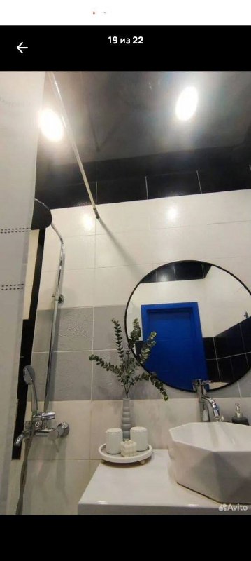 Перекрасили плитку в ванной, сделали тумбу, в которой прячется стиральная машина, из кухонных модулей, так же покрасили. Штору сшила из пододеяльни... - изображение 2 - перекрасили, плитку, ванной