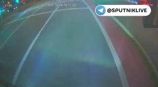 השליח הרובוט ביצע "חבטת גבורה" של אוטובוס של טאלין ונמלט כותב על המצב המוזר. הרובוט נסע לאורך מעבר הולכי רג…