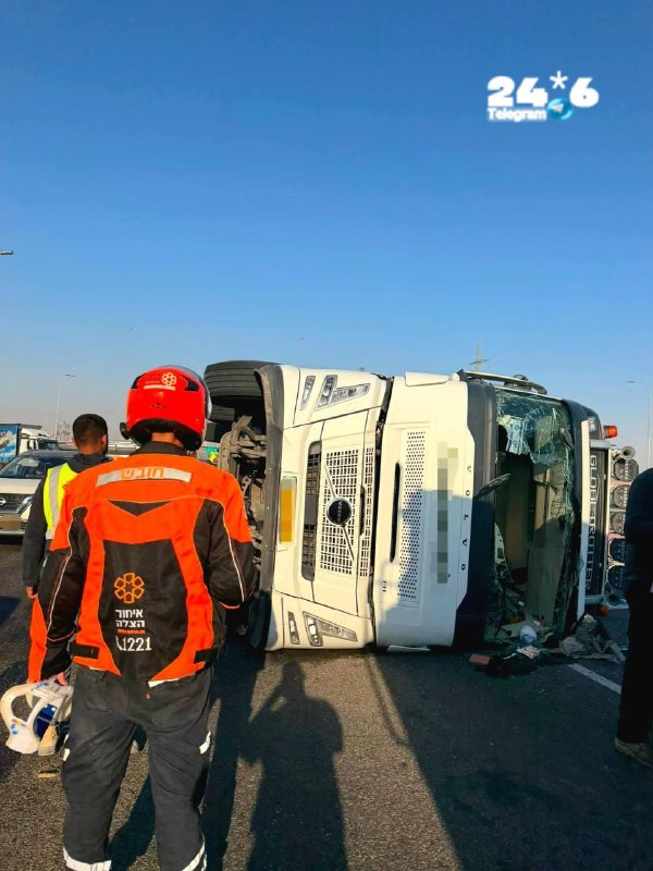🇮🇱 כביש 310: נהג משאית נפצע בינוני כתוצאה מהתהפכות משאיתו.