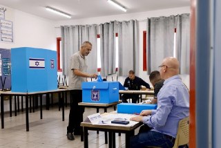 В Израиле проходят парламентские выборыВ Израиле в 7:00 по местному времени (8:00 мск) началось голосование за депутатов парламента — Кнессета. Это первые выборы в стране после атаки ХАМАС 7 октября 2023 года и начала войны с Ираном.В этот раз 7,33 млн чел