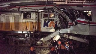 В Индонезии столкнулись экспресс-поезд и пригородная электричка: погибли 14 человек, 84 получили ранения, передает Antara.