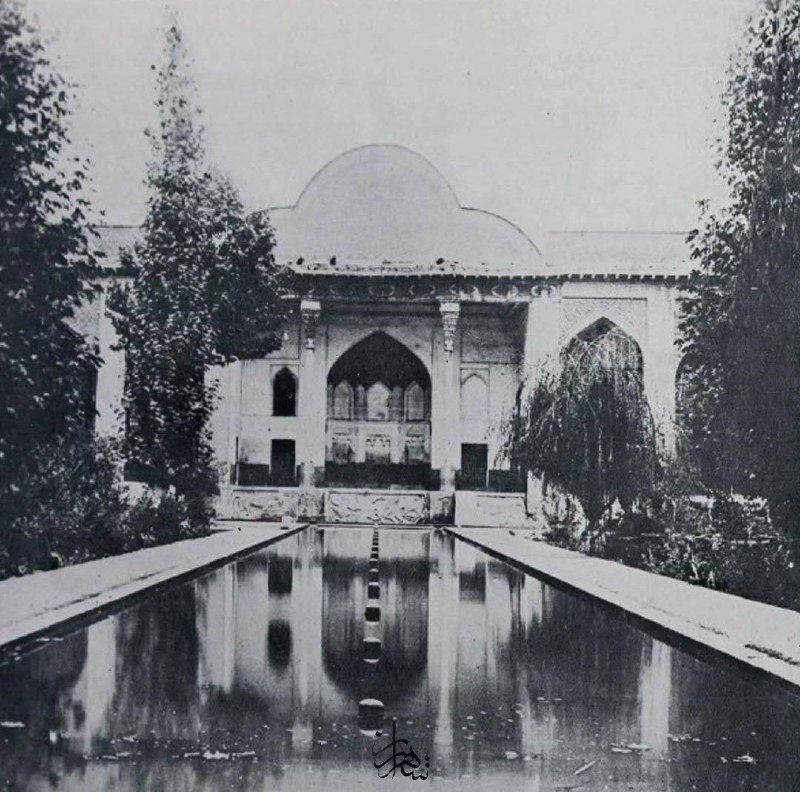 دنیای قدیم(تاریخی نوستالژی): عکسی از دیوانخانه کریم خان زند در شیراز در سال ۱۳۰۵، بخش مهمی از این بنا در حال حاضر از بین رفته است. این‌بنا محل جلوس ش