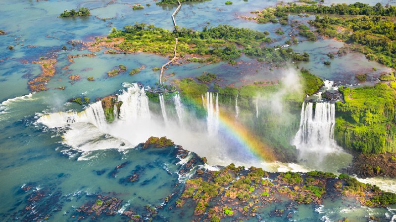 世界新七大自然奇观之一伊瓜苏大瀑布鸟瞰图，巴西 (© Nido Huebl/Shutterstock)