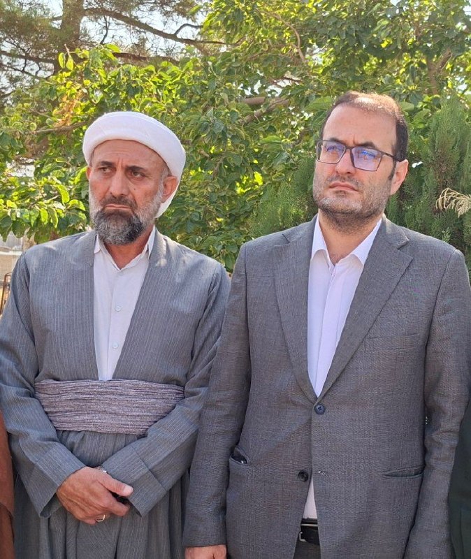 پایگاه اطلاع رسانی دولت/ اشنویه: مزار شهدای اشنویه در نخستین روز هفته دولت غبارروبی و گل‌افشانی شدهمزمان با نخستین روز هفته دولت، آیین فاتحه‌خوانی، غبارر