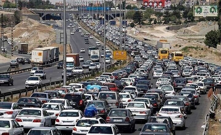 עומס תנועה כבד בכביש המהיר קזווין-קראג'-טהרן