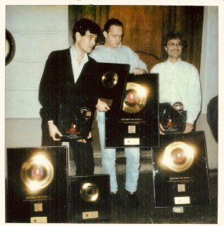 Редкий снимок, где собраны все создатели Энигмы: Фабрис Квидат, Фрэнк Петерсон, Михель Крету. Все с золотыми дисками за альбом MCMXC a.D и сингл Sadeness. 1991 год. #фотоФабрис придумал текст Sadeness, Петерсон пришел с идеей совместить церковные хоралы и 