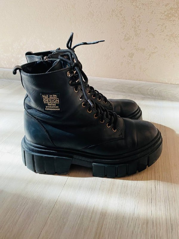 Стильные ботинки на массивной подошве, с мехом внутри. Размер 40-41. Легкая обувь, в хорошем состоян — фото 1