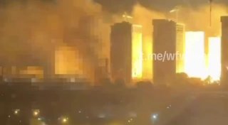 ️🇺🇦🇷🇺 צילומים המציגים את הרגע שבו טיל רוסי פגע בבירת אוקראינה קייב.