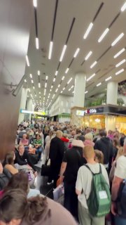 יש כאוס אמיתי ב- שרמטייבו עקב ביטולי טיסות ועיכובים מסיביים. המוני נוסעים עצומים התאספו בשדה התעופה, ממתיני…
