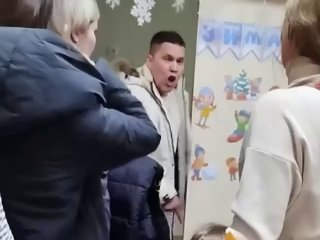 В Челябинске задержали мужчину, устроившего скандал из-за сладкого подарка сына в детском саду — пресс-служба полиции По данным «РИА Новости», инцидент произошел 22 декабря после новогоднего утренника в детском саду. Сладкие новогодние подарки были закупле