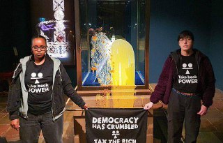 Левые активисты штурмуют супермаркеты и воруют еду. Британская движуха "Верни власть" стремительно распространяется для помощи бедным. Подробнее — в нашем MAX.