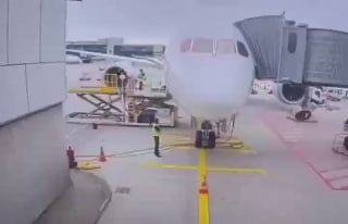 В аэропорту Франкфурта-на-Майне стоявший у выхода на посадку самолет Boeing 787 авиакомпании Lufthansa ударился корпусом о землю, кадры распространяются в соцсетях.У самолета, который готовился к вылету в Лос-Анджелес, сложилась передняя стойка шасси, неск