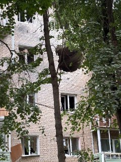 В Щекино Тульской области беспилотник попал в многоквартирный дом, сообщил губернатор.По предварительным данным, никто не пострадал, жителей эвакуировали.