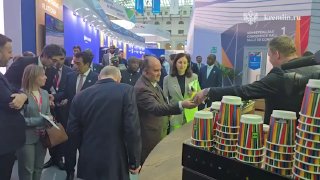ולדימיר פוטין הזמין אורחים בפורום רוסיה-אפריקה לנסות גלידה רוסית. על המדפים הוצגו "גלידת וולוגדה" ו"פרה מקו…