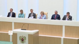 Спикер Совета Федерации Валентина Матвиенко призвала «не преувеличивать драматизацию» из-за проблем с топливом: «Только, пожалуйста, не преувеличивайте драматизацию. Действительно, ситуация непростая, нелегкая. <…> Нужно время. И я уверена, что ситуа