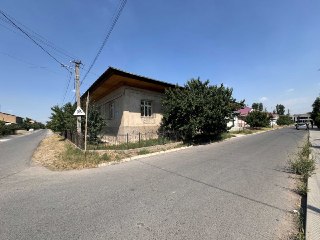 6 sotokli, burchakdagi uy sotiladi
