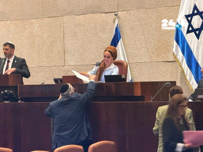 🇮🇱 חה"כ יעקב אשר מגיש לסגנית יו"ר הכנסת את מסמך גילוי הנאות של כל סיעת יהדות התורה.