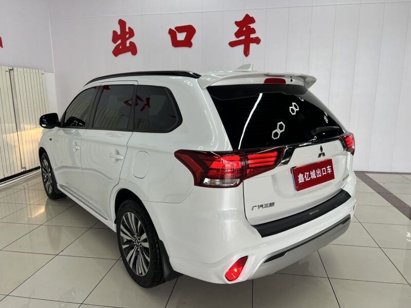 Mitsubishi Outlander 2021 фото 2