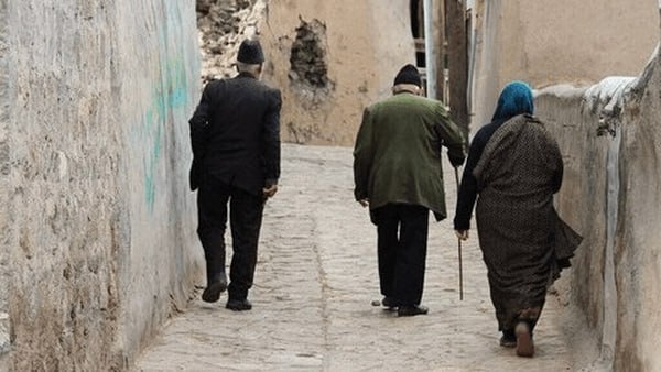 اخبار استان مرکزی: سالمند روستایی؛ بیمارِ بدون امکانات، مسئول بی‌اعتنا🔹پیرمرد روستایی برای یک جلسه فیزیوتراپی، کوله‌بار آرزوهایش را به دوش 