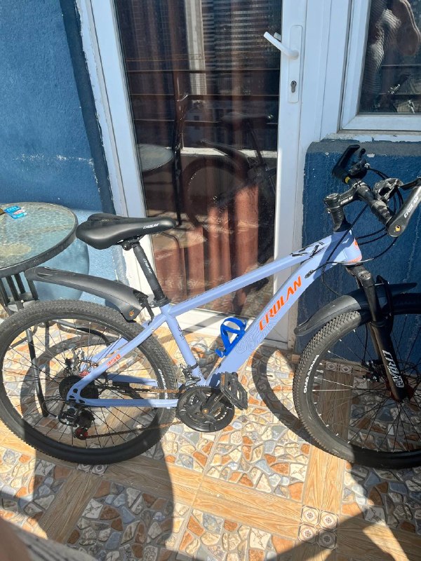 Срочно Продам велосипед в идеальном состоянии. 26 колеса 21 скорость насос бутылка замок в комплекте