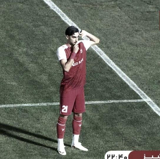 توییت سرخ: شهرآبادی: بوسیدن لوگو ؟ پرسپولیس عشق بچگی من هستش ؛ قبل از استقلال تو آکادمی پرسپولیس بودم ؛ تو خط حمله بیشتر از رقابت ر