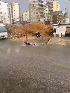 ילד הביע את שמחתו על הגשם שיורד בטריפולי בדרכו שלו!