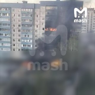 Всушный БПЛА влетел в ещё одну жилую десятиэтажку в Сызрани. По данным Mash, пожар вспыхнул в квартире на шестом этаже, его потушили. Обломки беспилотника задели машины у дома, две из них сгорели. Людей эвакуировали, спасатели ищут пострадавших. Атака на С