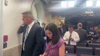 Стрельба у Белого дома во время выступления Дональда Трампа. Ближайшие улицы оцепили.По данным Секретной службы США, спецслужбисты застрелили нападавшего.Это уже второй инцидент за последний месяц — в конце апреля выстрелы звучали в отеле Washington Hilton