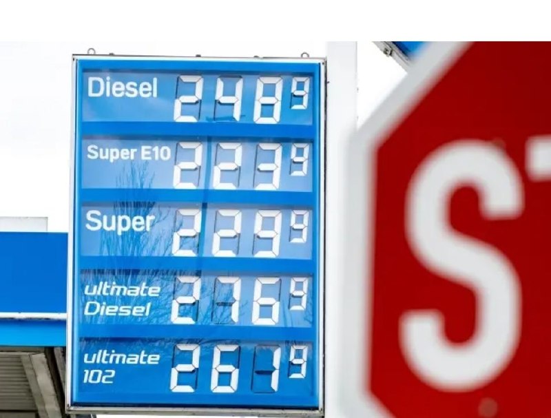 #срочновномер ⛽️ Дизель в Германии обновил рекорд - 2,50 € за литр. До полудня было ~2,41 €, но в 12:00 цена резко выросла из-за правила одного повышения в сутки. Это уже седьмой день подряд с рекордами, после обеда цены обычно снижаются.