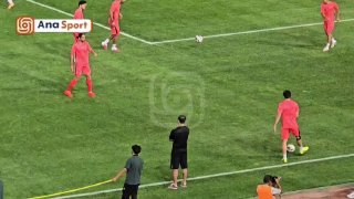 💢אוסטון ארונוב, שחקן הכנף האוזבקי של פרספוליס, לאחר עיכוב של מספר דקות כדי להתחמם עם שחקני מילואים נוספים…