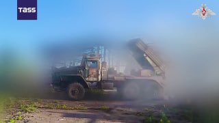 בצילומים נראים כוחות רוסים משתלטים על ההתנחלות ברילובקה באזור סומי. וידאו: משרד ההגנה הרוסי/TASS.