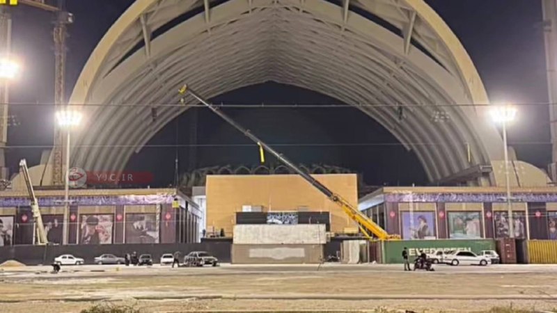 הכנת מקום אולם התפילה בטהרן לקראת קיום טקס ההלוויה לגופת ההרוג האימאם עלי חמינאי